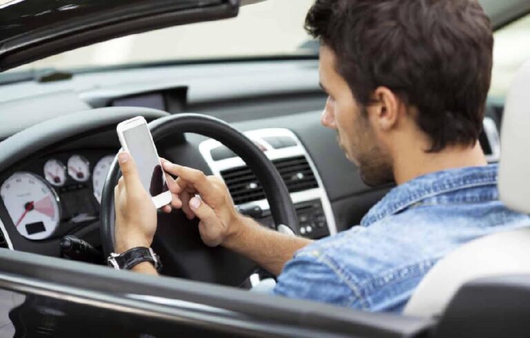 Smartphone al volante – Occorre ritiro immediato patente